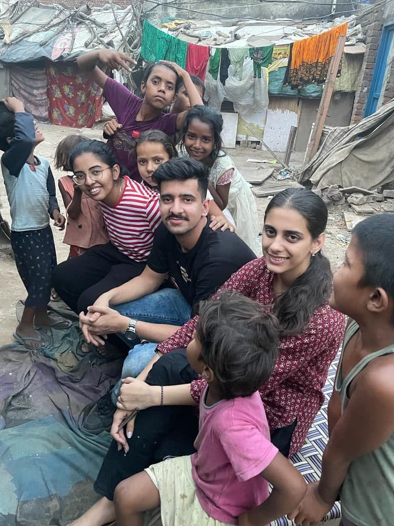 Parth and volunteers with children in Jagatpura